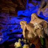 Una luce blu contrasta con il bianco della scultura, creando un effetto che mette in risalto tutto l�ambiente circostante
